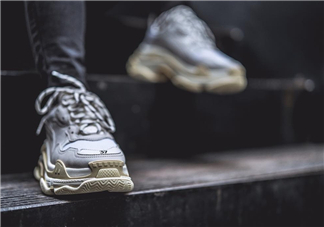 balenciaga triple s上腳效果怎么樣？巴黎世家復(fù)古訓(xùn)練鞋上腳