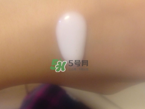 olay玉蘭油小白瓶小綠瓶哪個(gè)好？olay小白瓶小綠瓶區(qū)別