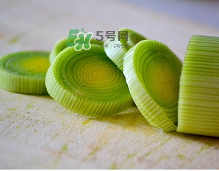 大蔥怎么切不辣眼睛？大蔥怎么做好吃