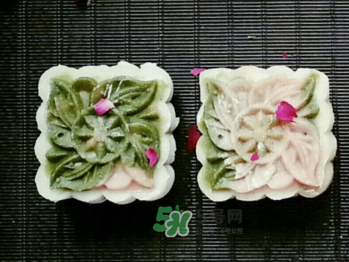冰皮月餅皮太黏怎么辦？冰皮月餅粘手怎么回事？