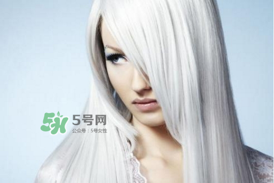 頭發(fā)白是什么原因引起的？頭發(fā)白吃什么能變黑？