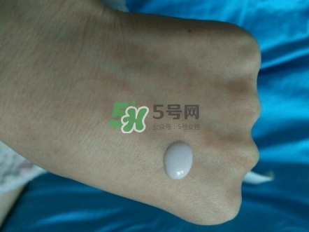 olay淡斑小白瓶和olay光感小白瓶哪個(gè)好？