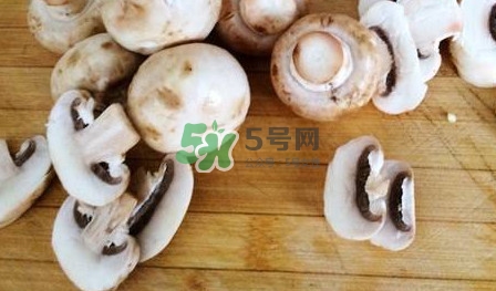 口蘑里面是黑色正常嗎？口蘑需要焯水嗎
