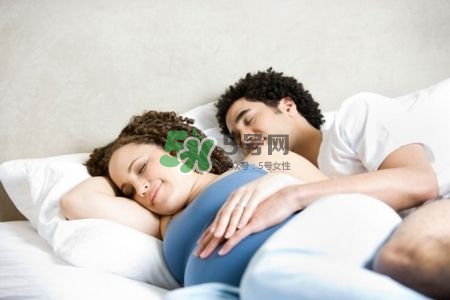 孕婦睡姿會影響寶寶嗎？孕婦睡姿對寶寶的影響