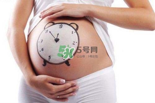 臍帶繞頸是什么原因造成的？臍帶繞頸是多休息還是多運(yùn)動(dòng)？