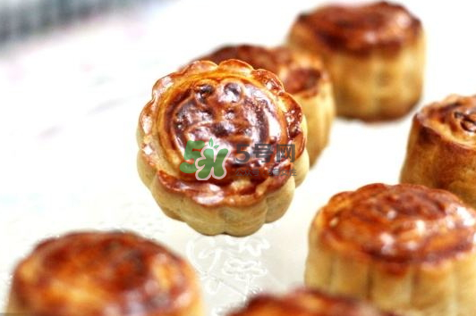 月餅烤裂了什么原因？月餅烤的時(shí)候?yàn)槭裁磿?huì)變形？