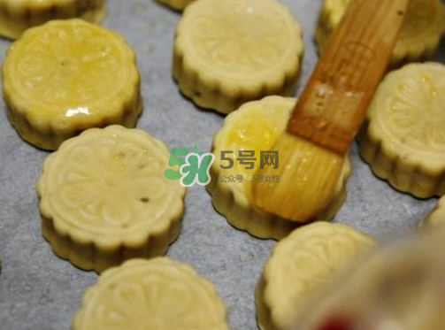 烤月餅刷蛋液還是蛋黃？月餅刷蛋液是全蛋液嗎？