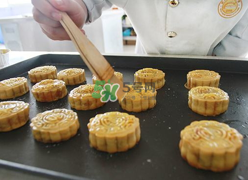 烤月餅刷蛋液還是蛋黃？月餅刷蛋液是全蛋液嗎？