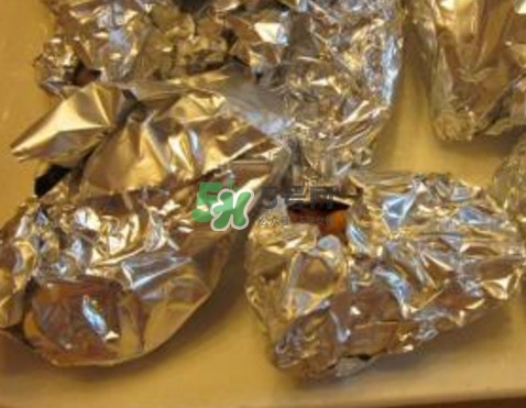 錫箔紙可以放微波爐嗎？錫箔紙可以放入烤箱嗎