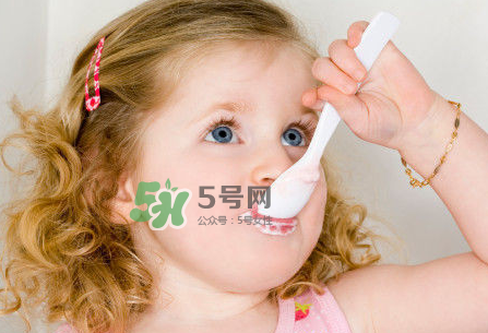 一歲后的寶寶如何喂養(yǎng)？寶寶喝牛奶好嗎？