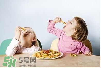 兒童健康飲食是無(wú)油無(wú)鹽無(wú)糖嗎？?jī)和嬍辰】敌〕ＷR(shí)