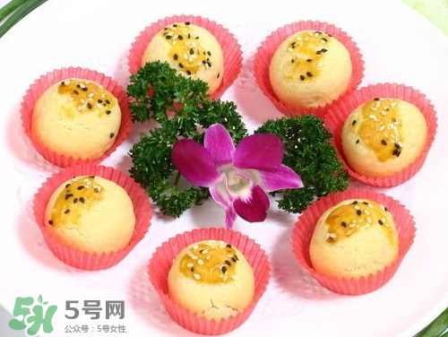 為什么蛋黃酥的皮很硬？蛋黃酥油皮太硬怎么辦？