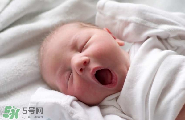 寶寶驚厥是什么癥狀？如何區(qū)別寶寶驚厥和驚跳？