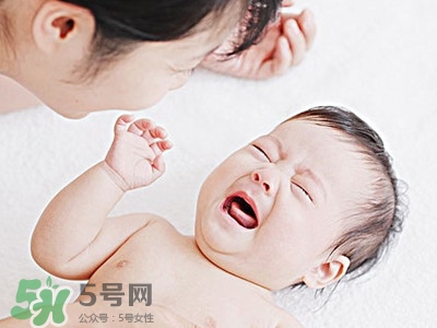 寶寶驚跳是什么癥狀？寶寶驚跳反應(yīng)怎么安撫？