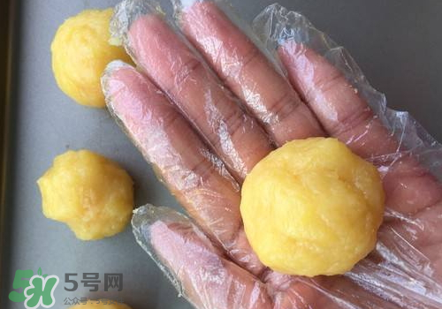蛋黃酥油皮怎么揉出膜？蛋黃酥油皮不出膜怎么辦？