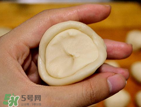 蛋黃酥油皮破了怎么辦？做蛋黃酥油皮破皮原因