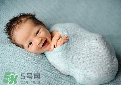 剪臍帶時寶寶會不會疼？剪臍帶寶寶疼嗎？