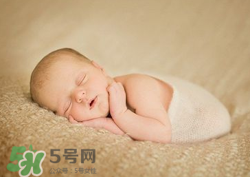 剪臍帶時寶寶會不會疼？剪臍帶寶寶疼嗎？
