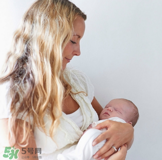 新生寶寶怎么抱？新生寶寶可以豎著抱嗎？