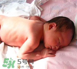 寶寶曬太陽(yáng)后出濕疹正常嗎？寶寶曬太陽(yáng)會(huì)出濕疹嗎？