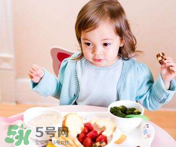 怎么培養(yǎng)寶寶自己吃飯？如何培養(yǎng)寶寶自己吃飯