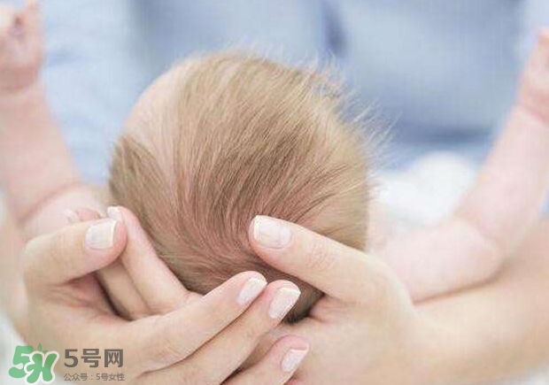 新生寶寶幾個月可以豎著抱？寶寶豎著抱的正確姿勢
