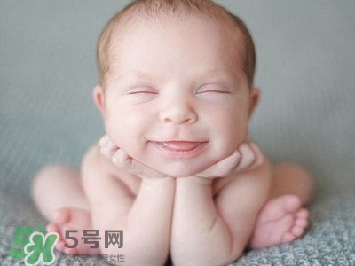 寶寶剛出生可以喝奶粉嗎？剛出生的寶寶喝多少奶粉？