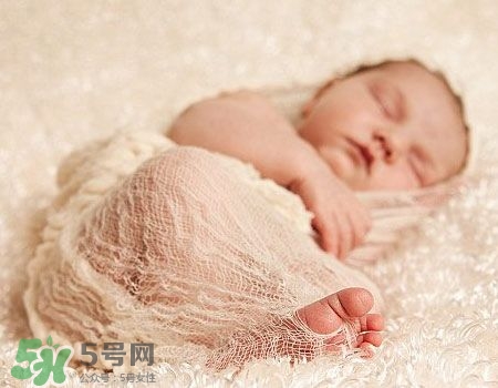 寶寶剛出生可以喝奶粉嗎？剛出生的寶寶喝多少奶粉？