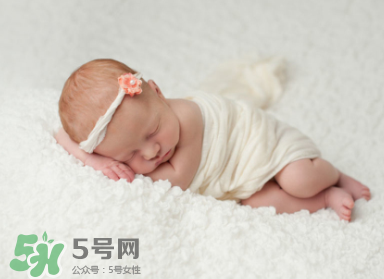 寶寶驚跳是什么癥狀？寶寶驚跳反應(yīng)怎么安撫？