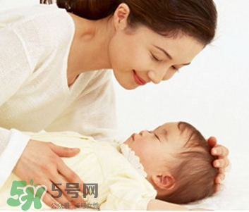 寶寶驚跳是什么癥狀？寶寶驚跳反應(yīng)怎么安撫？