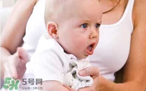 新生兒吐奶是什么原因？新生兒吐奶從鼻子出來怎么回事？