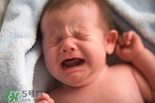 寶寶驚厥是什么癥狀？如何區(qū)別寶寶驚厥和驚跳？