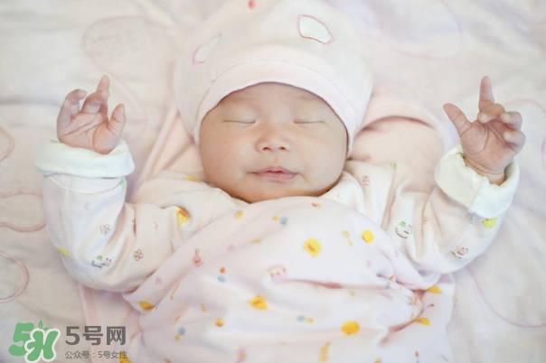 寶寶剛出生可以喝奶粉嗎？剛出生的寶寶喝多少奶粉？