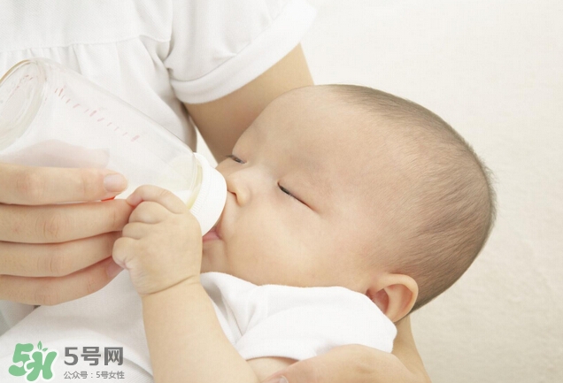 新生兒吐奶是什么原因？新生兒吐奶從鼻子出來(lái)怎么回事？