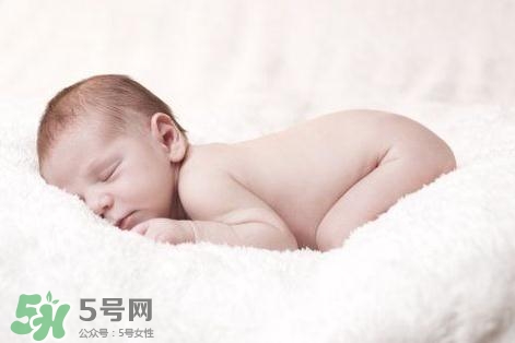 寶寶驚跳是什么癥狀？寶寶驚跳反應(yīng)怎么安撫？