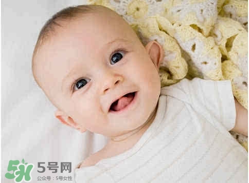 寶寶剛出生可以喝奶粉嗎？剛出生的寶寶喝多少奶粉？