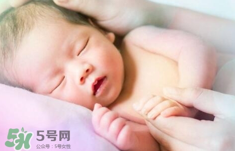 新生寶寶幾個月可以豎著抱？寶寶豎著抱的正確姿勢