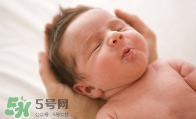 新生兒吐奶是什么原因？新生兒吐奶從鼻子出來(lái)怎么回事？