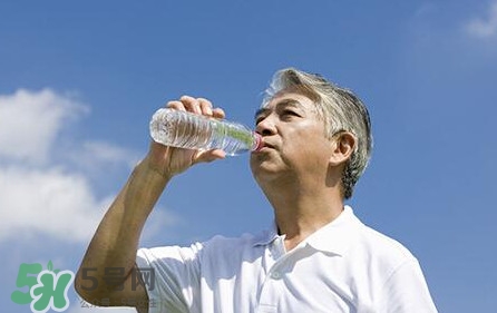 國家飲用水標準是什么？飲用水和礦泉水的區(qū)別