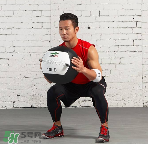 藥球深蹲怎么做？藥球深蹲訓(xùn)練方法