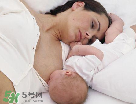 新生兒嗜睡吃奶量少要緊嗎？新生兒吃奶量少怎么辦？