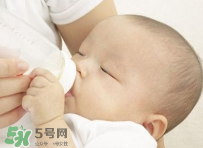 新生兒嗜睡吃奶量少要緊嗎？新生兒吃奶量少怎么辦？