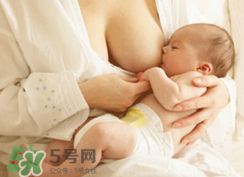 新生兒嗜睡吃奶量少要緊嗎？新生兒吃奶量少怎么辦？