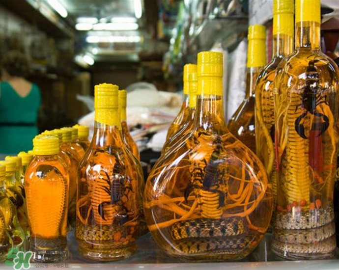 毒蛇泡在酒里為什么不死？毒蛇泡酒不死是什么原因？