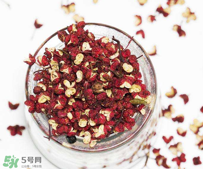 花椒泡腳能治白發(fā)嗎？花椒泡腳白發(fā)能轉(zhuǎn)黑嗎？