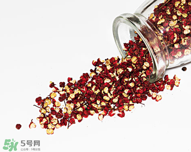 花椒泡腳能治白發(fā)嗎？花椒泡腳白發(fā)能轉(zhuǎn)黑嗎？