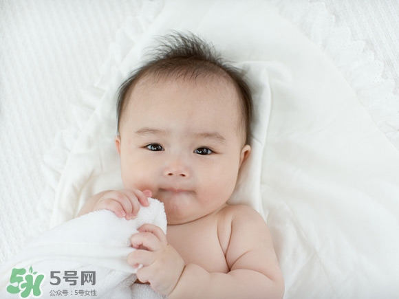 嬰兒幾個月可以做寶寶椅？嬰兒安全椅安裝方法