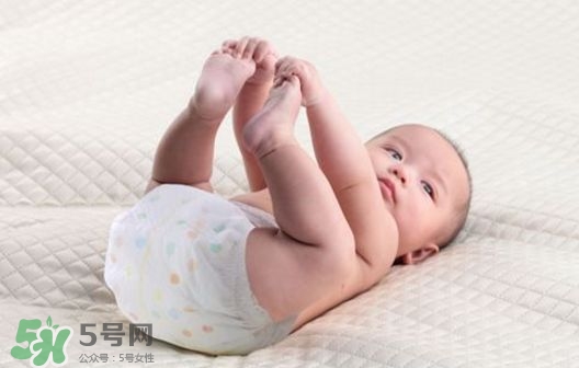 新生兒一天用多少尿不濕？新生兒尿不濕買多大的？