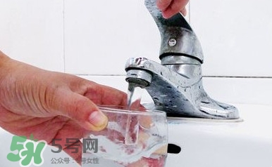 自來(lái)水為什么不能直接喝？自來(lái)水洗過的水果為什么可以吃？