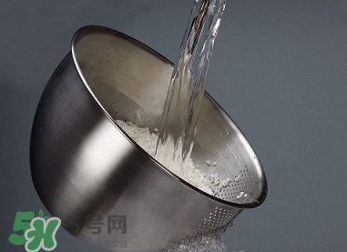 自來(lái)水為什么不能直接喝？自來(lái)水洗過的水果為什么可以吃？